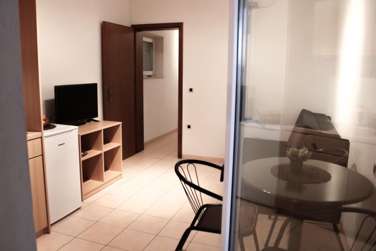 Larus Apartment *