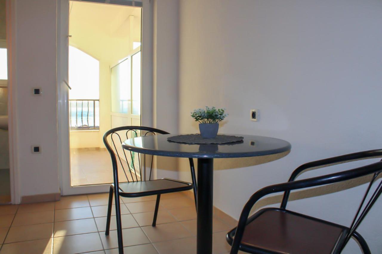 Larus Apartment *