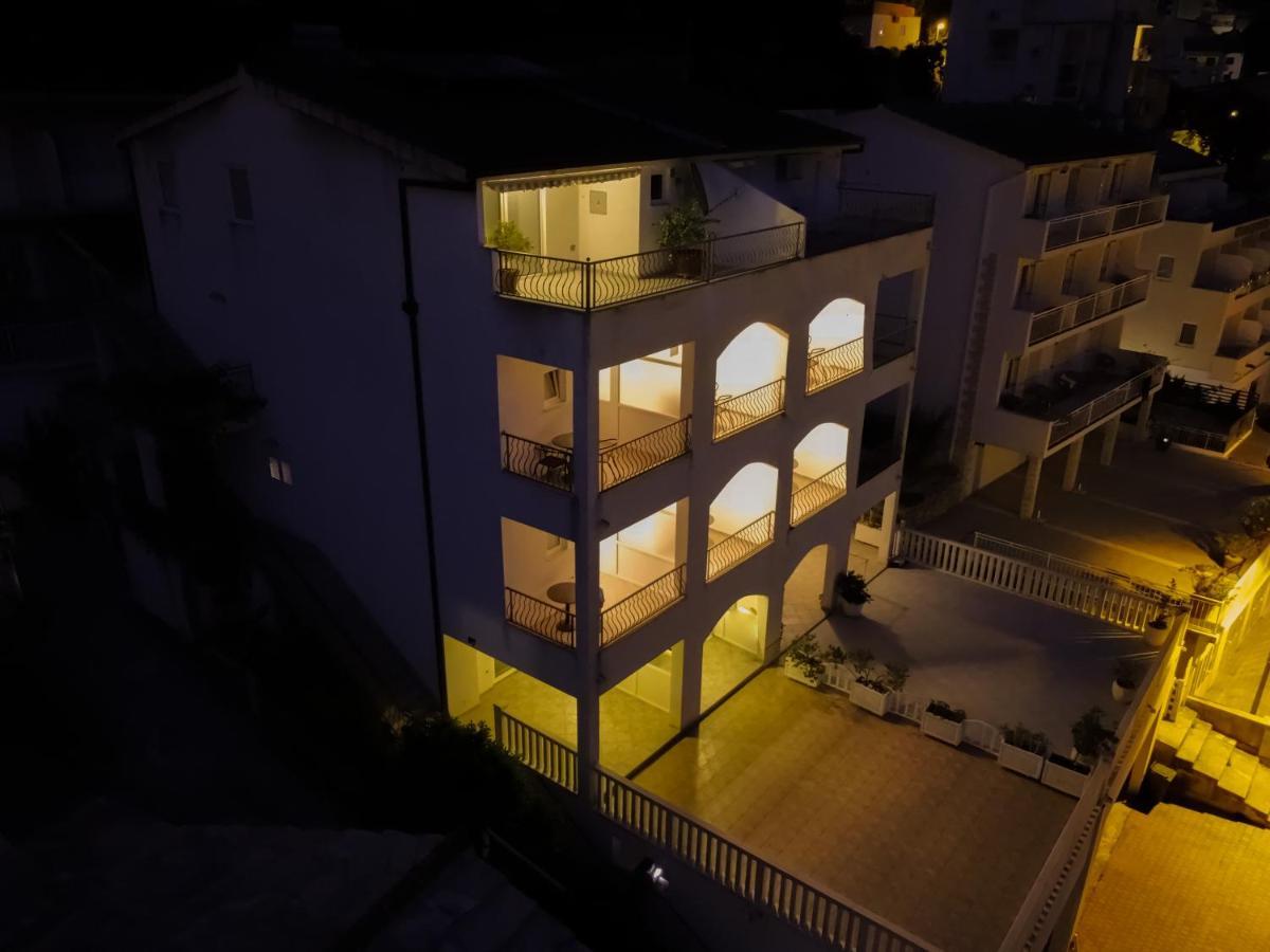 Larus Apartment *
