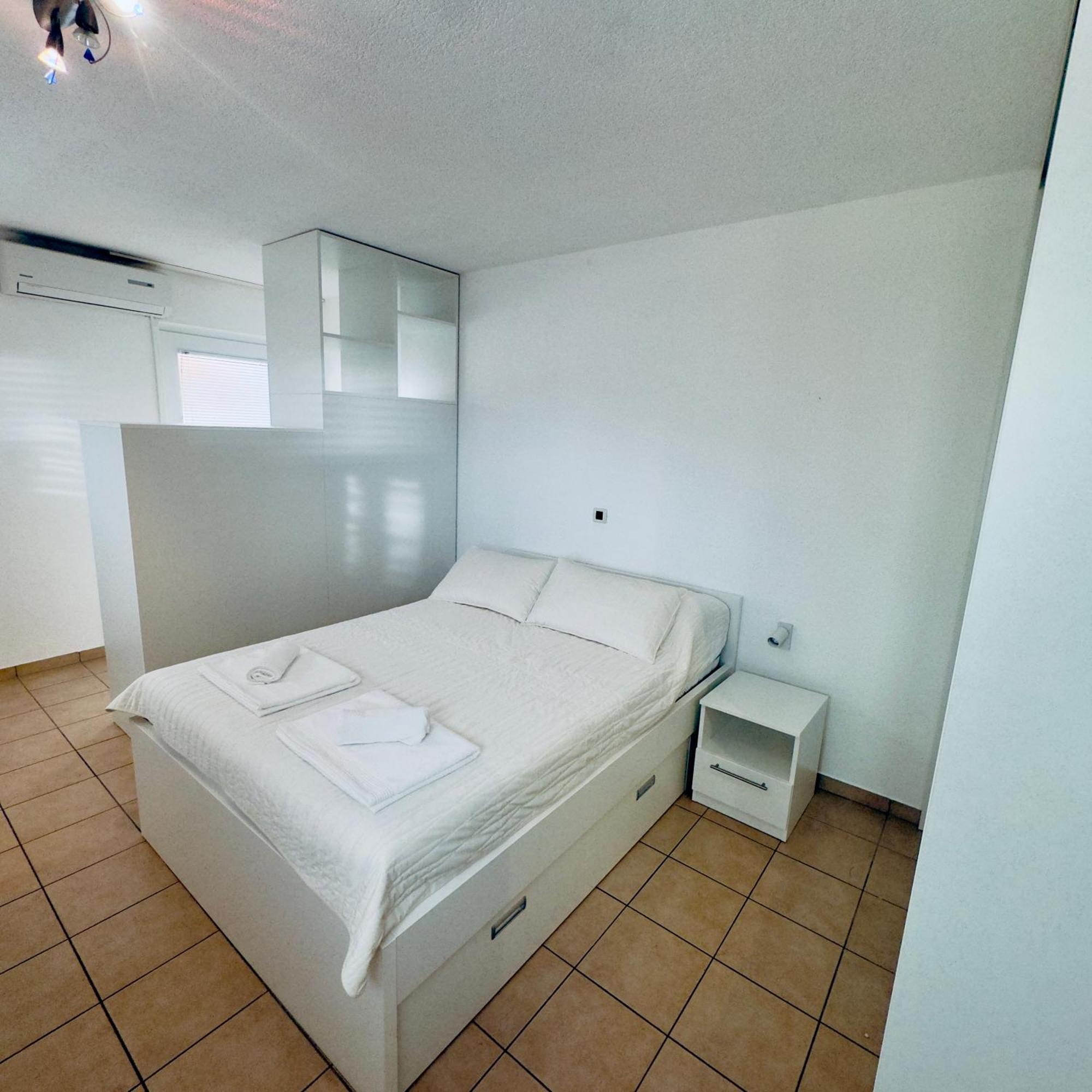 Larus Apartment *